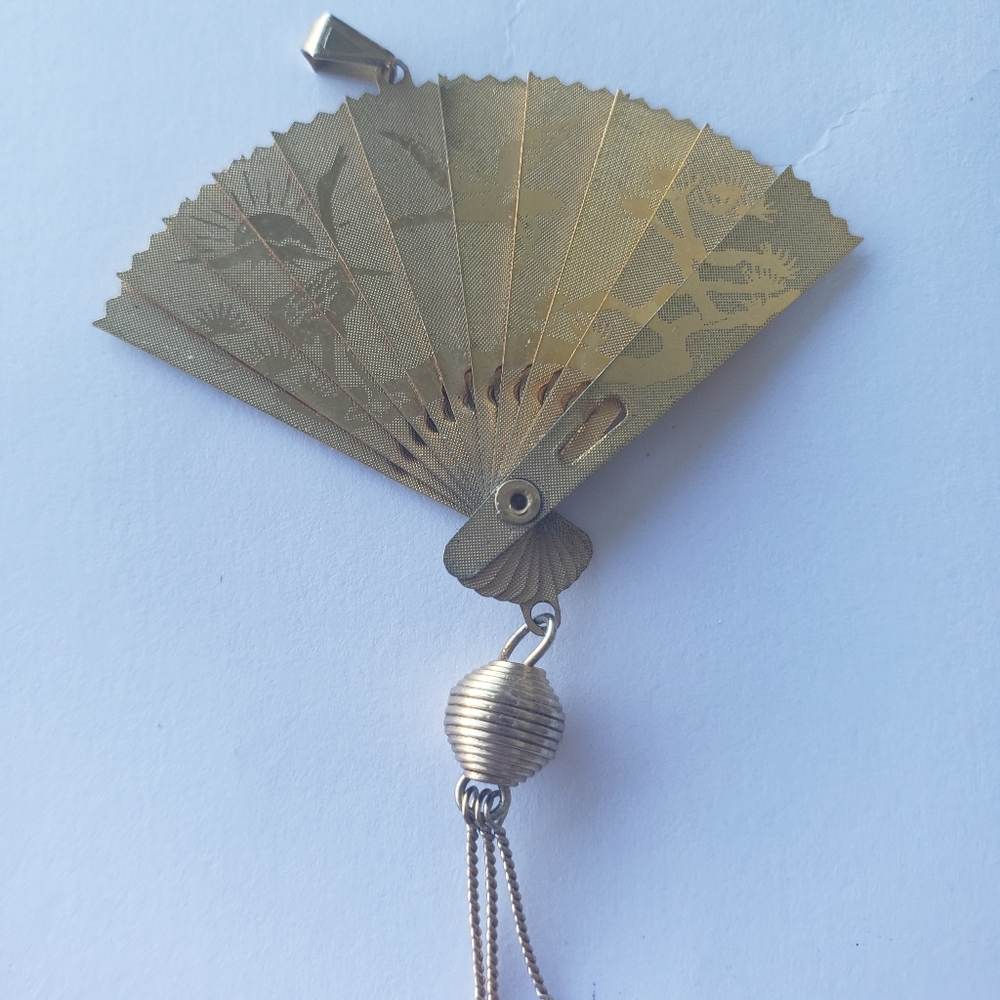 Unique closable fan pendant